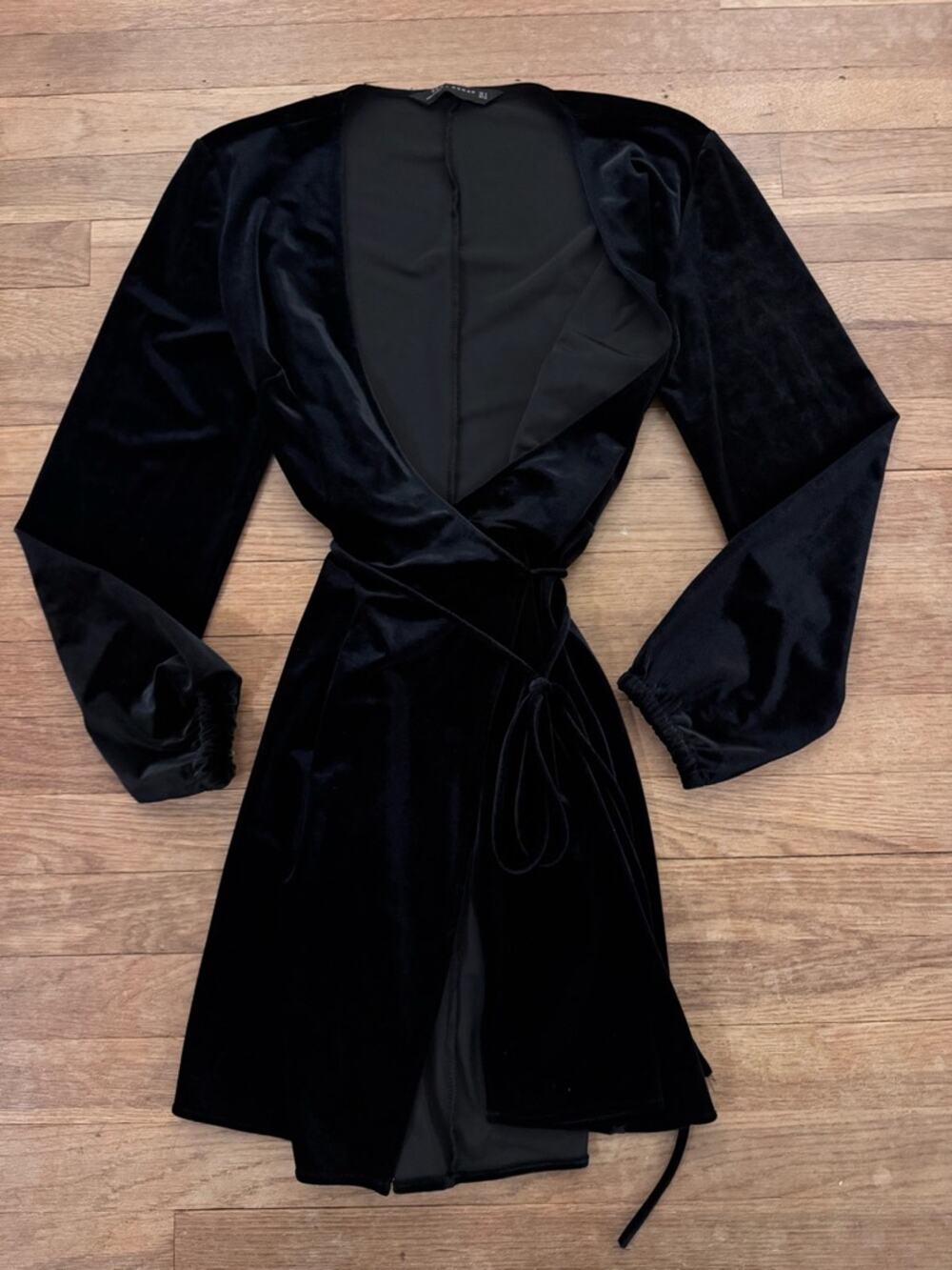 Zara Women's Black Mini Velvet Wrap Dress - Size M
 b89